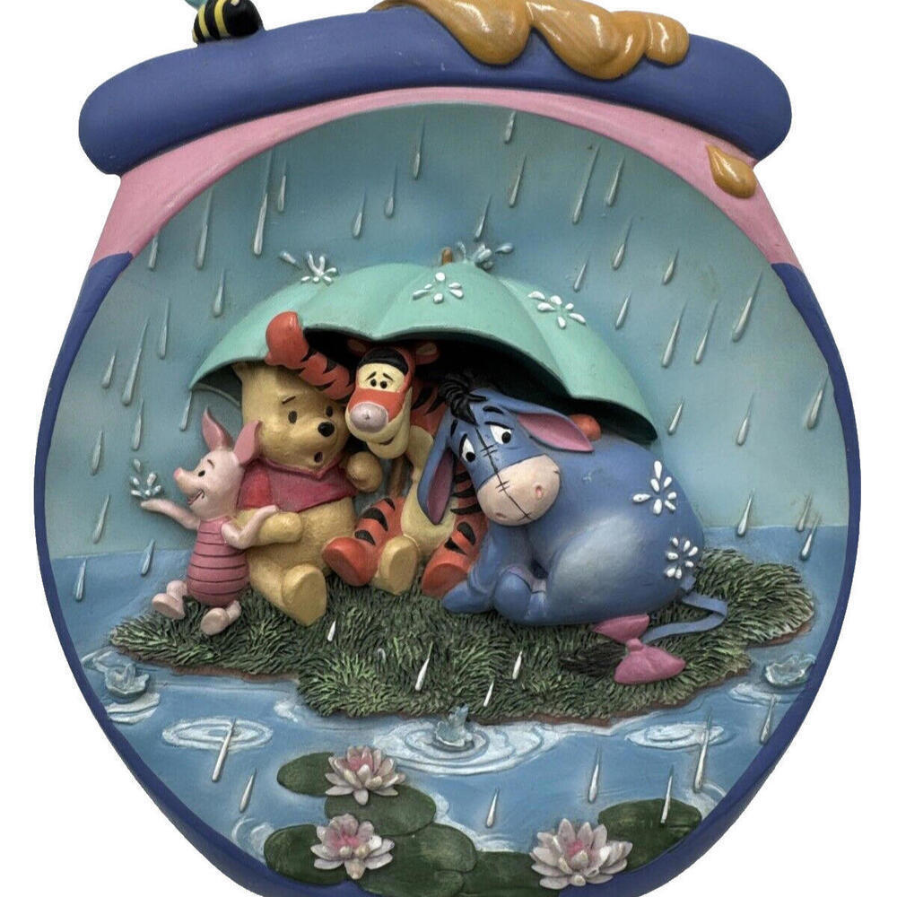 Disney Winnie the Pooh and Friends "It's Just a Small Piece of Weather" 3D Plate